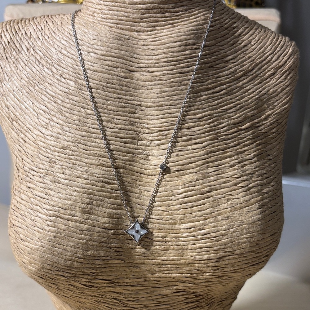 Elegant Silver Pendant Necklace